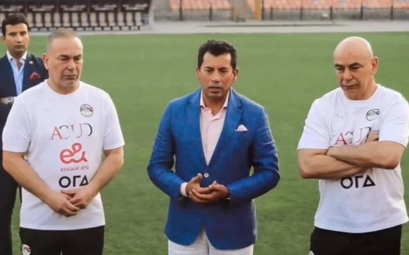 رسالة شكر.. حسام حسن يثمن جهود أشرف صبحي في الوزارة